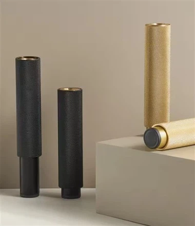 Patas moleteadas de latón para muebles